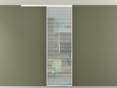 Алюминевая перегородка vd1_07 Алюминий пудровый белый Прозрачное голубое стекло, триплекс, 6мм. Цвет Алюминий пудровый белый. Материал Алюминий в эмали. Коллекция Перегородка Formato вдоль стены на потолок одностворчатая. Картинка.