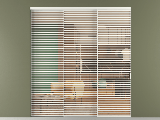 Алюминевая перегородка vn3_07_ Алюминий светло-серый Прозрачное оранжевое стекло, триплекс, 6мм. Цвет Алюминий светло-серый. Материал Алюминий в эмали. Коллекция Перегородка Formato внутри проёма 3 створки с синхронным механизмом. Картинка.